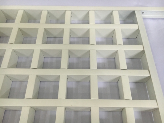 Квадратные коммерчески плитки потолка раскрывают потолок решетки клетки с блокируя лезвиями